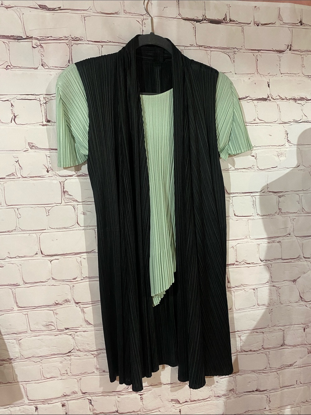 Issey Miyaki-PLEATS PLEASE- Black Pleated V-Neck Sleeveless vest